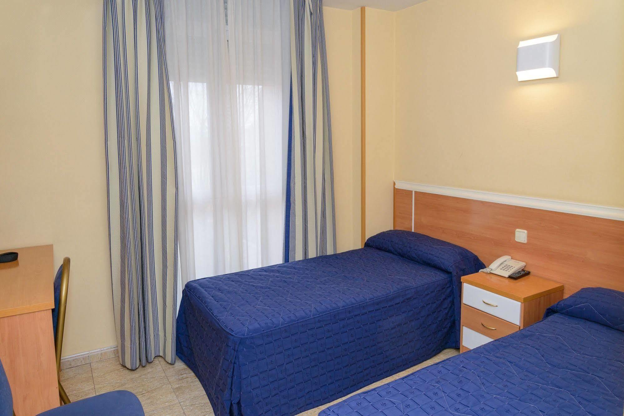Hotel Barajas Plaza Madryt Zewnętrze zdjęcie